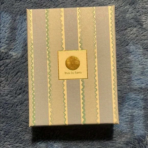 Gold Minimalist Necklace with Pendant - Picture 4 of 4